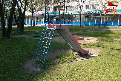 Девочка, упавшая с детской горки, скончалась в столичной больнице